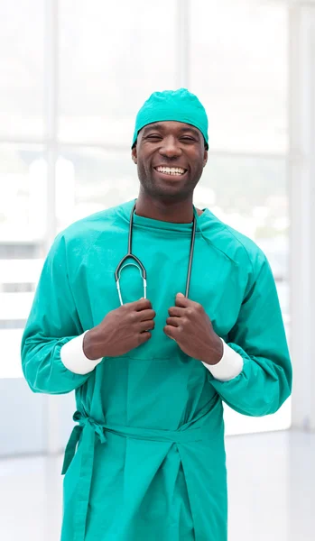 Хирург держит стетоскоп — стоковое фото