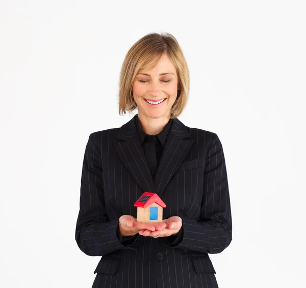 Šťastné zralé podnikatelka drží dům — Stock fotografie