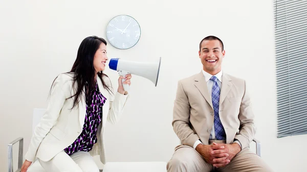Mulher de negócios furiosa gritando através de um megafone com um colega — Fotografia de Stock