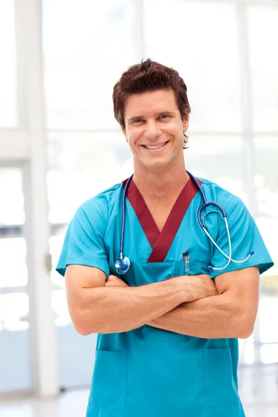 Potrait eines jungen Arztes, der in die Kamera lächelt — Stockfoto