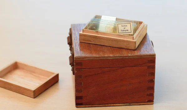 Коробка Брауна с медикаментами — стоковое фото