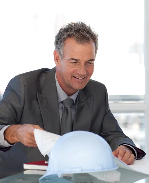Biznesmen uśmiechający się pracy na biurku — Zdjęcie stockowe