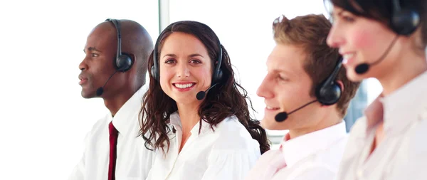 Portret van een vreugdevolle verkoop representatief team op het werk — Stockfoto