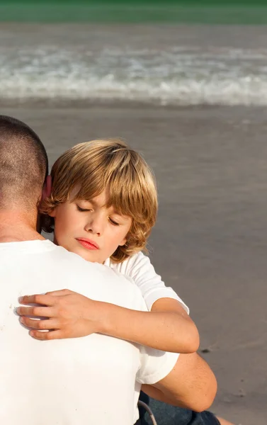 Retrato de um menino abraçando seu pai — Fotografia de Stock