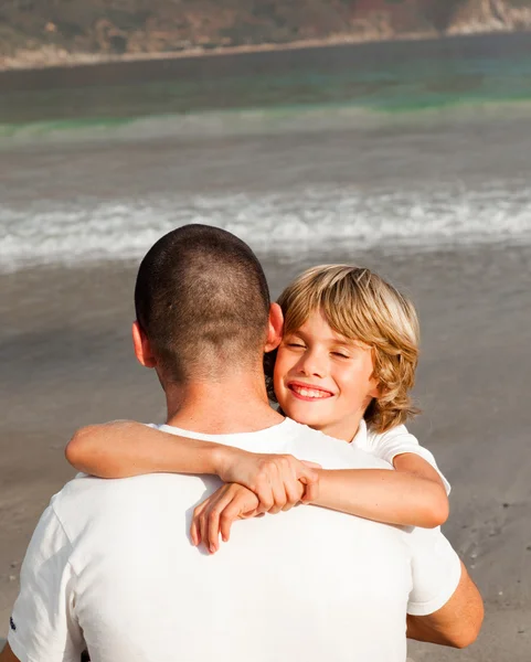 Πορτρέτο του ένα χαριτωμένο αγόρι αγκαλιάζει τον πατέρα — Φωτογραφία Αρχείου