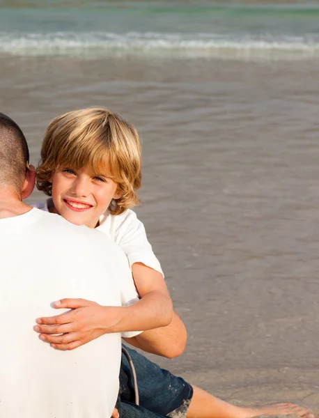 Porträt eines lächelnden Jungen, der seinen Vater umarmt — Stockfoto