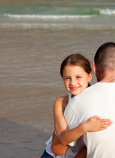 Retrato de una hija sonriente abrazando a su padre — Foto de Stock