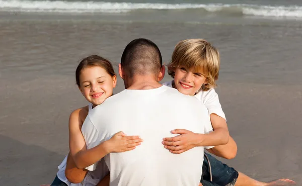 Família unida na praia se divertindo — Fotografia de Stock