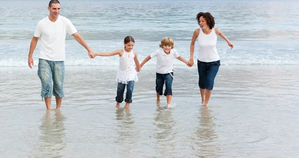 Nette Familie am Strand, die Spaß hat — Stockfoto