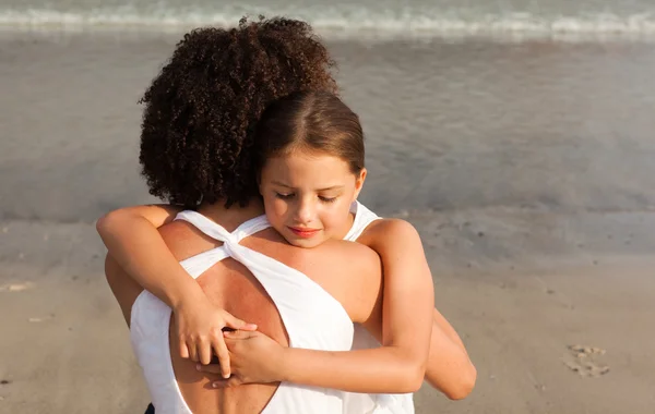 Ortrait van een ontspannen dochter haar moeder knuffelen — Stockfoto
