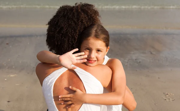 Podávat roztomilý dceru objala matku — Stock fotografie