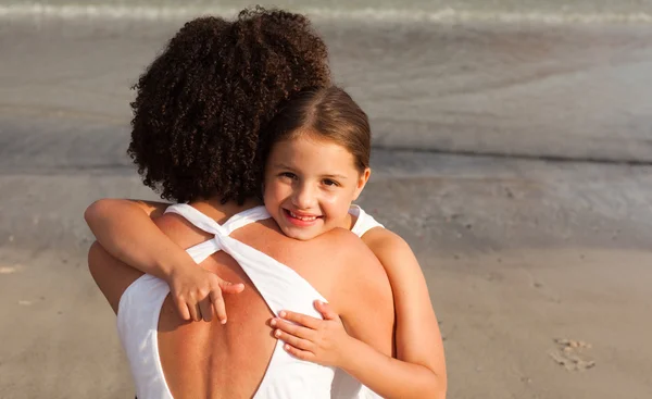 Podávat krásnou dceru objala matku — Stock fotografie
