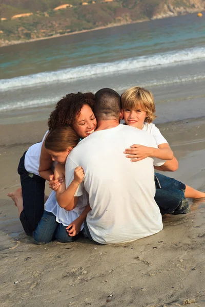 Glada familjen på stranden har roligt — Stockfoto