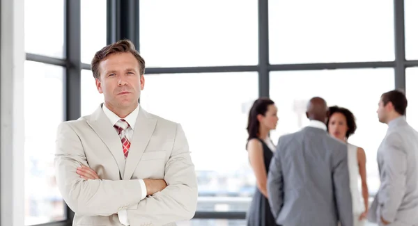 Atraente confiante gerente masculino liderando sua equipe — Fotografia de Stock