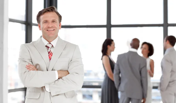 Professioneller selbstbewusster männlicher Manager führt sein Team — Stockfoto