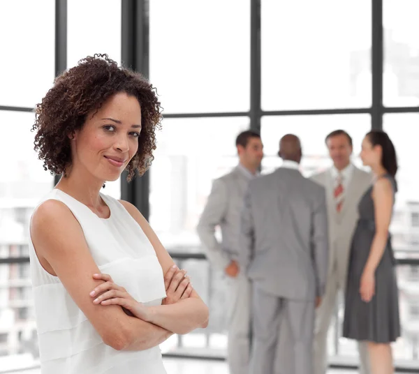 Усміхнений бізнес-леді руки складені зі своїми колегами — стокове фото
