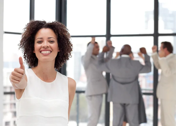 Joyful Businesswoman haciendo un thum-up con sus colegas —  Fotos de Stock