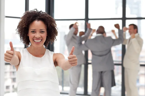 Framgångsrik affärskvinna gör en thum upp med kollegorna — Stockfoto