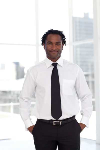 Porträt eines Afro-Managers, der in die Kamera blickt — Stockfoto
