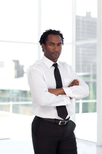 Porträt eines ernsthaften Afro-Managers, der in die Kamera blickt — Stockfoto