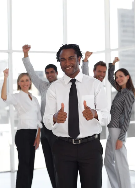 Joyful male manager doing a thumb-up with his team — Stock Photo, Image