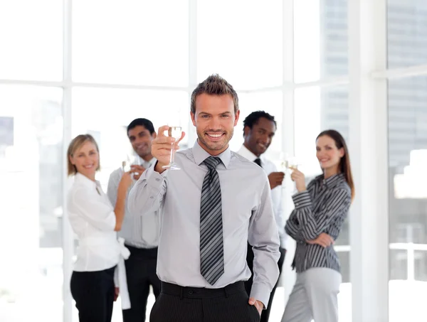 Attraktiva business manager håller ett glas med sitt team — Stockfoto