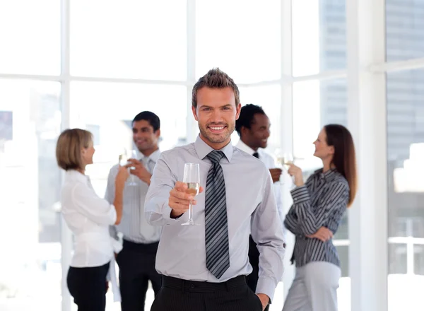 Šťastný obchodní manažer drží sklenici se svým týmem — Stock fotografie