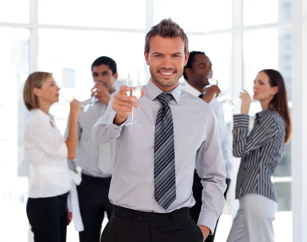 Okouzlující obchodní manažer drží sklenici se svým týmem — Stock fotografie