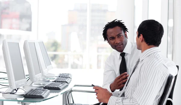 Manliga affärskollegor prata tillsammans — Stockfoto