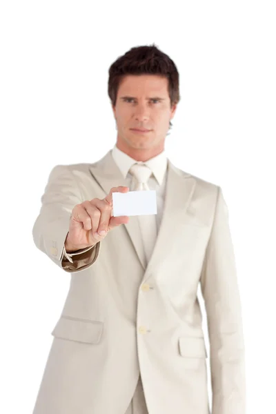 Empresário encantador segurando um cartão branco — Fotografia de Stock