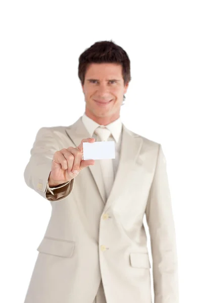 Empresário atraente segurando um cartão branco — Fotografia de Stock