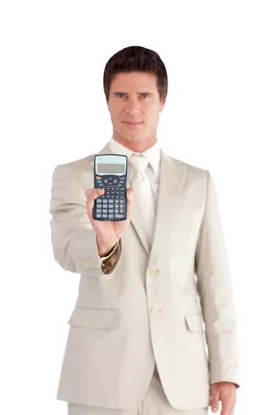 Poważny biznesmen przedstawiający program kalkulator — Zdjęcie stockowe