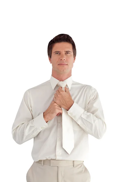 Caucásico hombre de negocios ajustando su traje — Foto de Stock