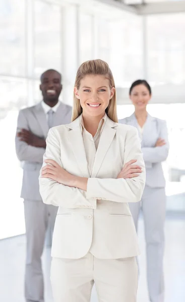 Asertive vrouwelijke manager met haar team — Stockfoto
