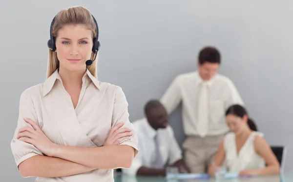 Charismatic female sales respresentative with her team — Stock Photo, Image