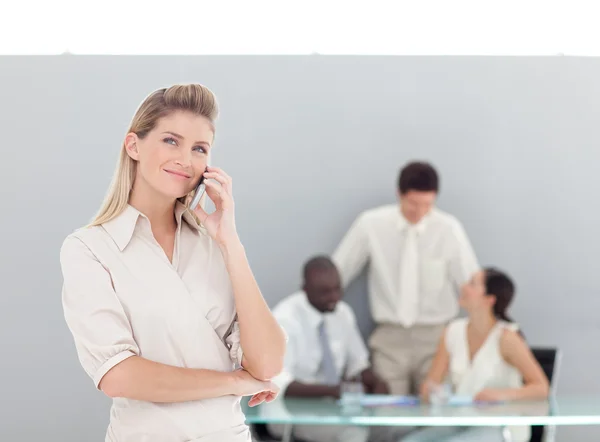 Självsäker kvinna prata i telefon med sitt team — Stockfoto
