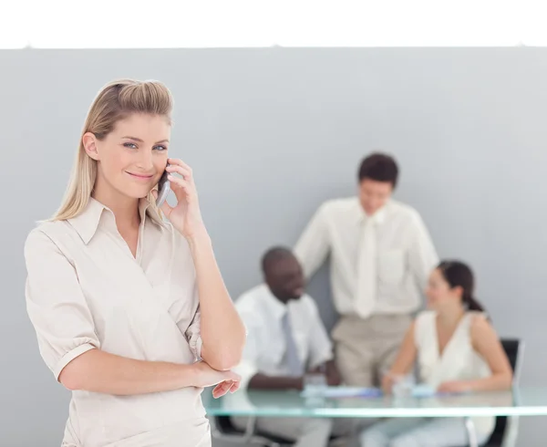 Glad kvinna prata i telefon med sitt team — Stockfoto