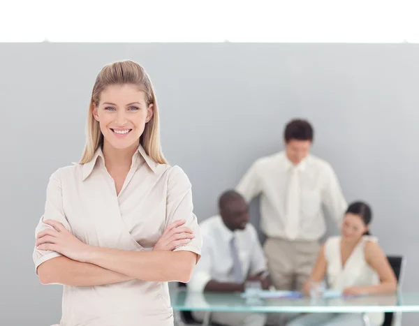 Self-assured female manager with arms folded — Stock Photo, Image