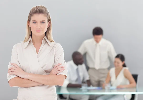 Confident female manager with arms folded — Stock Photo, Image