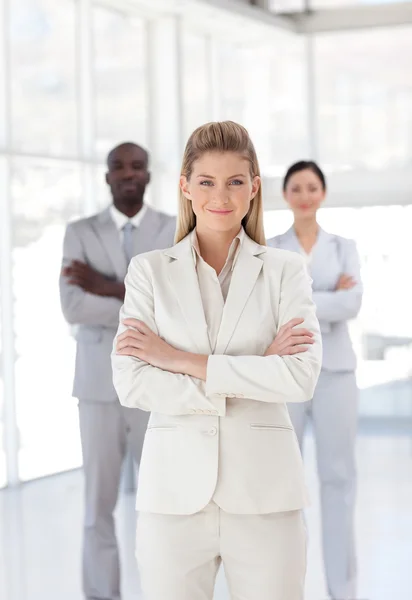 Confident businesswoman standing at the camera with arms folded — Stock Photo, Image