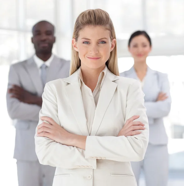 Beautiful businesswoman standing at the camera with arms folded — Stock Photo, Image
