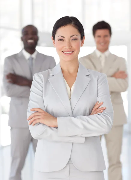 Charming asian businesswoman standing at the camera with arms fo — Stock Photo, Image