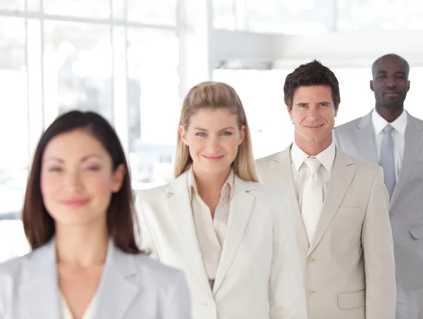 Porträtt av ett leende team på arbetsplatsen — Stockfoto