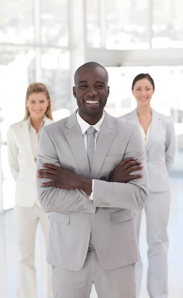 Sorrindo afro-americano gerente com sua equipe — Fotografia de Stock