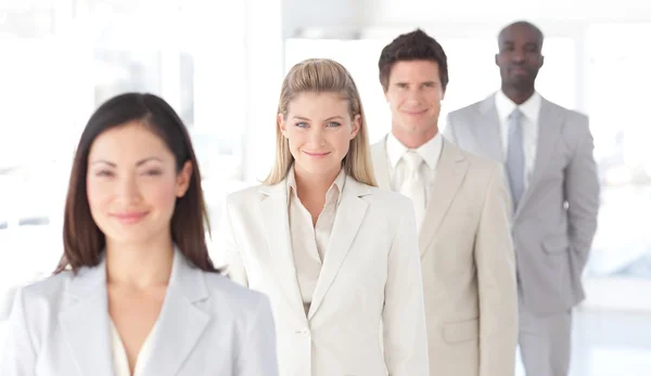 Porträtt av ett multietniskt team på arbetsplatsen — Stockfoto