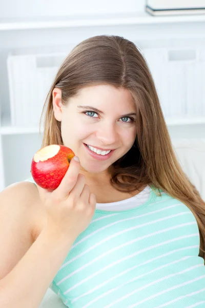 Donna positiva mangiare una mela — Foto Stock