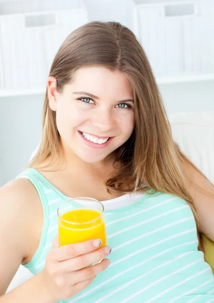 魅力女人喝橙汁 — 图库照片