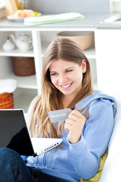 幸福女人的信用卡和一台笔记本电脑 — 图库照片