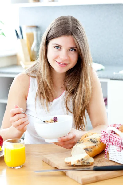 Vacker kvinna äter frukost — Stockfoto