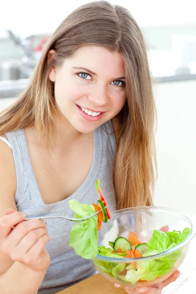 Mujer guapa comiendo una salat — Foto de Stock